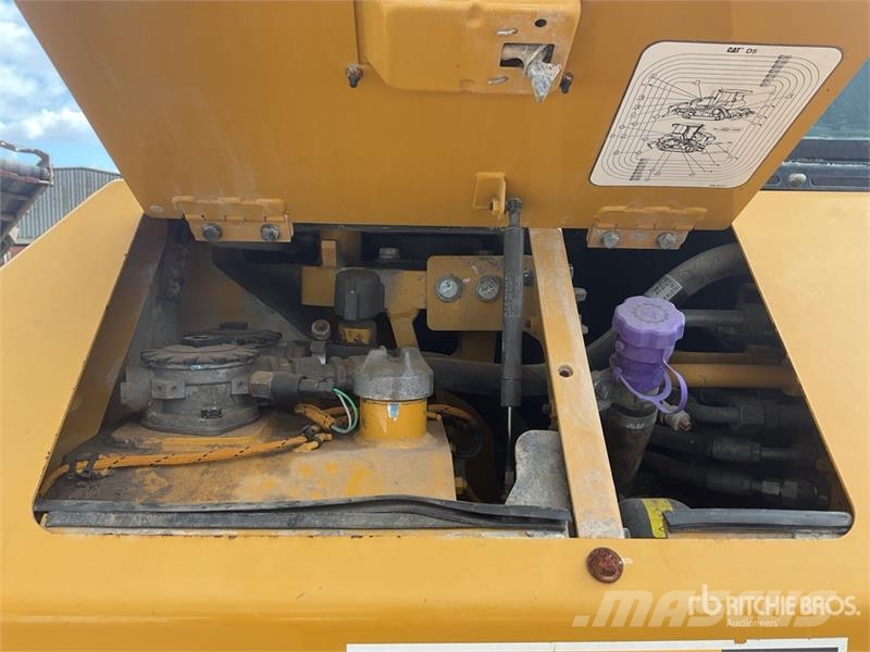 CAT D5 Buldožerji goseničarji