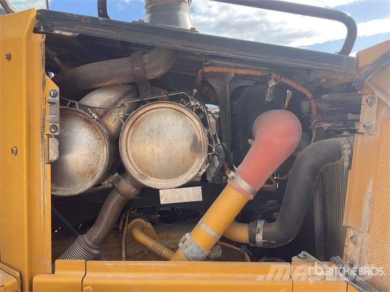 CAT D5 Buldožerji goseničarji