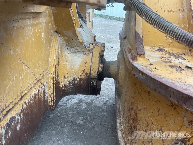 CAT D5 Buldožerji goseničarji
