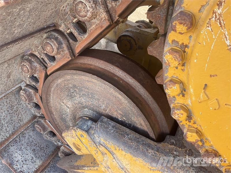 CAT D5 Buldožerji goseničarji