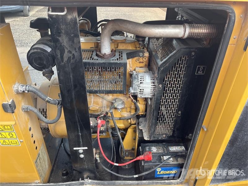 CAT DE33EO 33 kVA Skid-Mounted Generator Set Generadores diesel