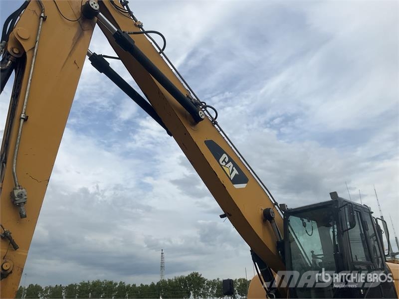 CAT M318 Wheeled excavators