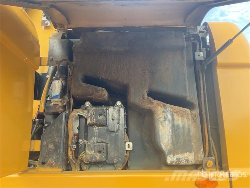 CAT M318 Wheeled excavators