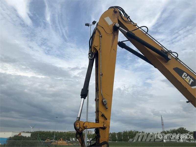 CAT M318 Wheeled excavators