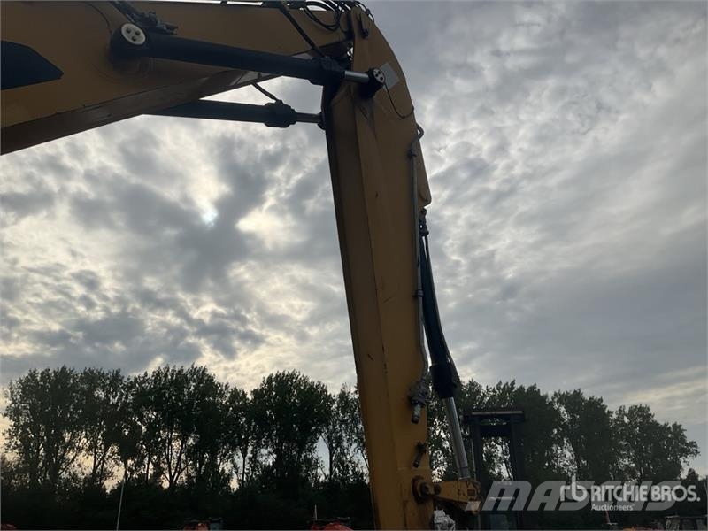 CAT M318 Wheeled excavators