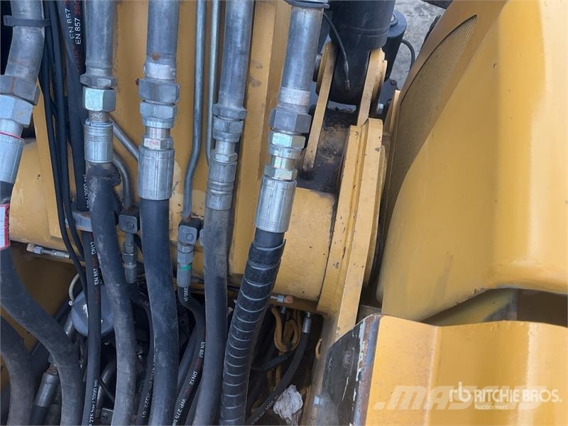CAT M318 Wheeled excavators
