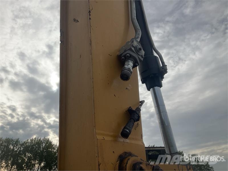 CAT M318 Wheeled excavators
