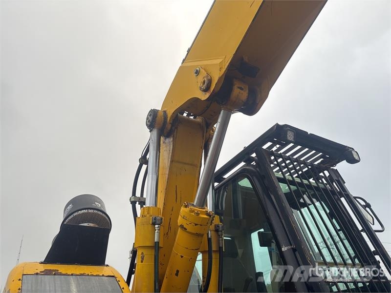 CAT M318C Bagri na kolesih