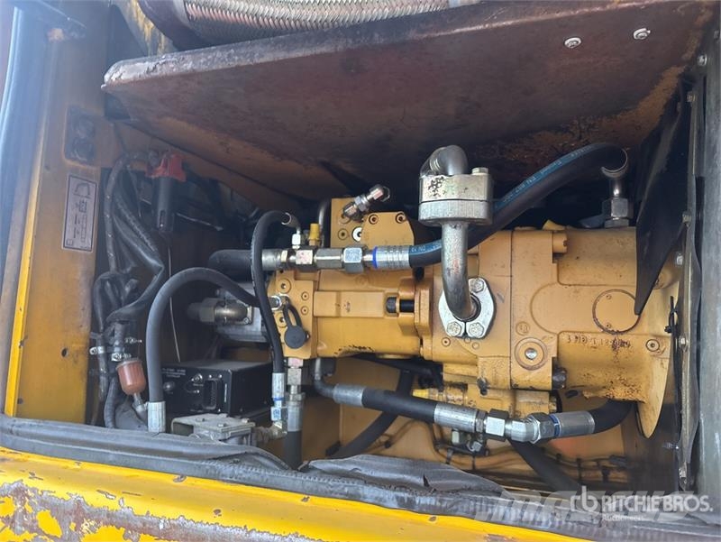 CAT M318C Bagri na kolesih
