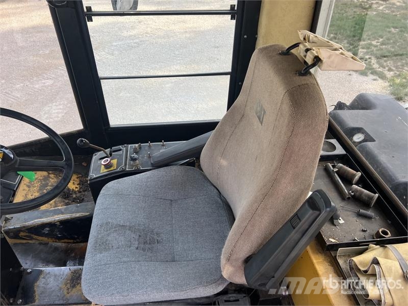 CAT PS-300B Walce ogumione