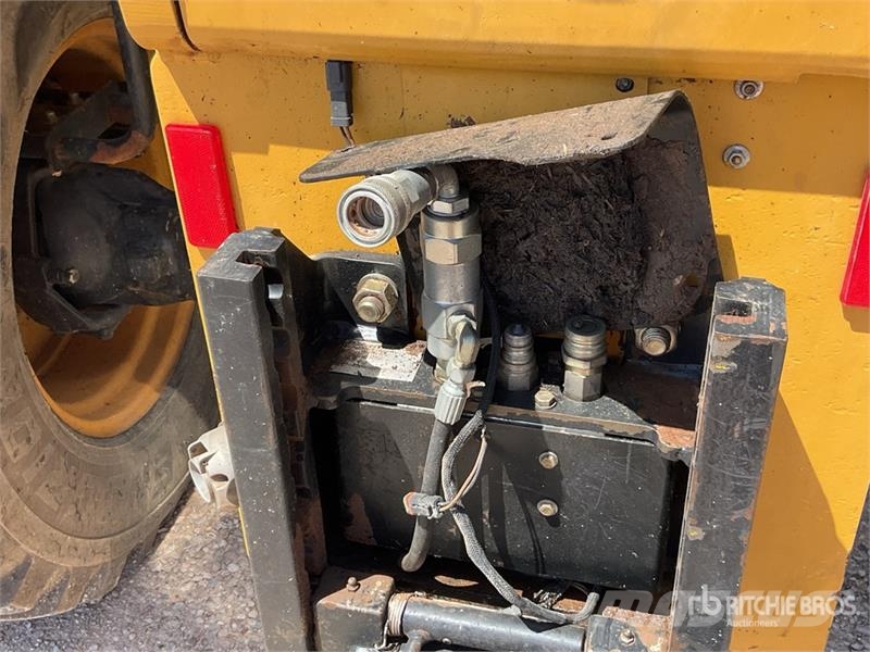 CAT TH330B Teleskoplader