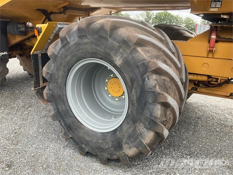 Challenger TerraGator 3244 Self-Propelled Liquid Manure Sprea Mėšlo barstytuvai