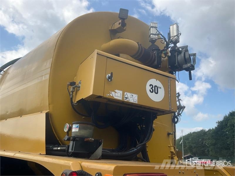 Challenger TerraGator 3244 Self-Propelled Liquid Manure Sprea Mėšlo barstytuvai