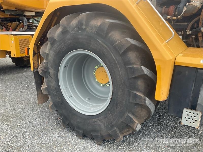 Challenger TerraGator 3244 Self-Propelled Liquid Manure Sprea Mėšlo barstytuvai