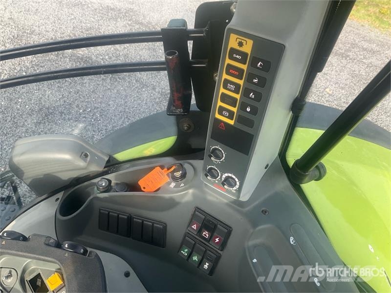 CLAAS Axion 810 4WD Tractor Traktori