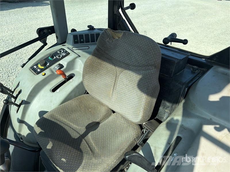 CLAAS Nexos 220VL 4WD Tractor Trattori