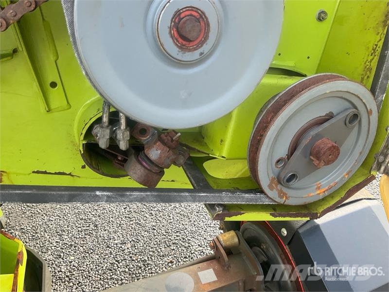 CLAAS V900 Combine Header (Inoperable) رؤوس الحصادات الدراسات