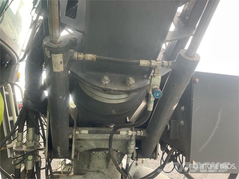 CLAAS Xerion 4000 Saddle Trac 4WD Tractor 曳引機