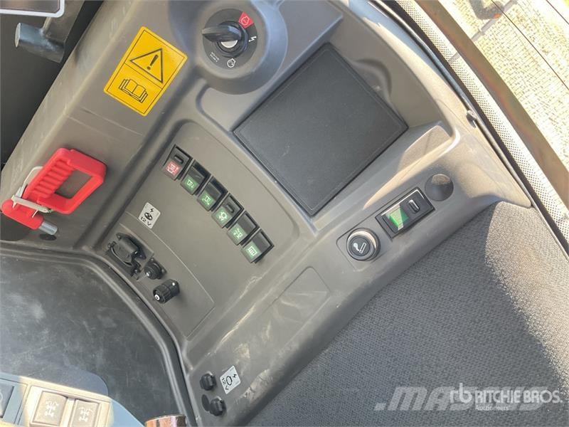 CLAAS XERION 4500 VC 4WD Tractor Traktori