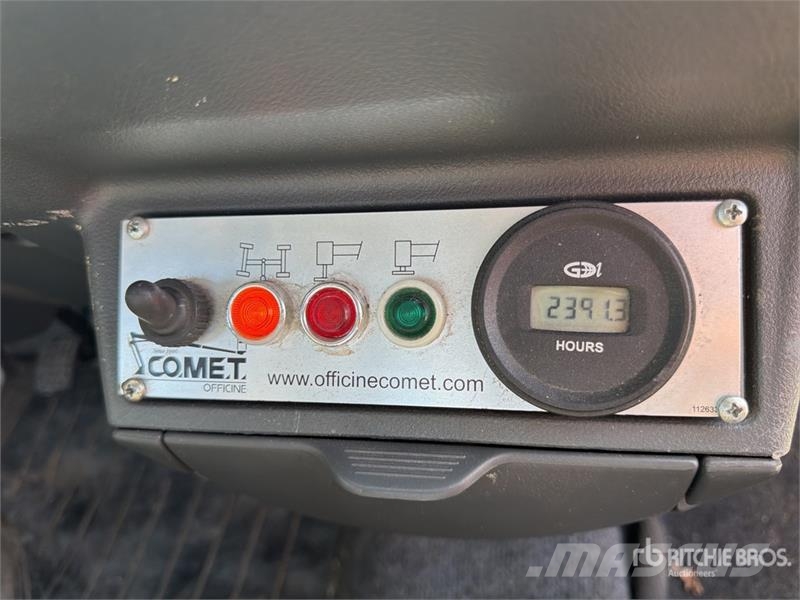 Comet S90 13 m on Piaggio Porter Bucket Truck LKW-Arbeitsbühnen
