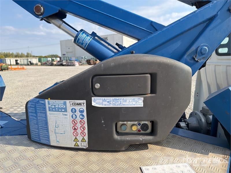 Comet S90 13 m on Piaggio Porter Bucket Truck LKW-Arbeitsbühnen