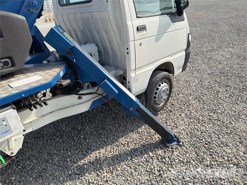Comet S90 13 m on Piaggio Porter Bucket Truck LKW-Arbeitsbühnen