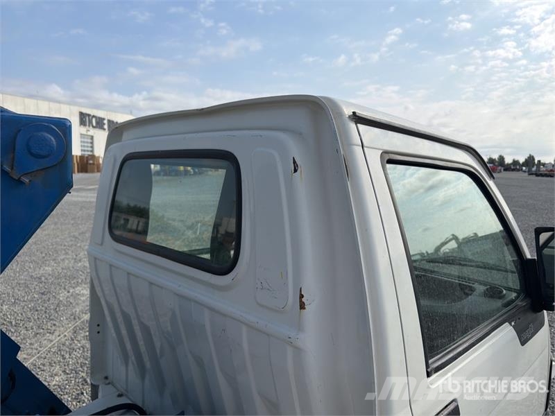 Comet S90 13 m on Piaggio Porter Bucket Truck LKW-Arbeitsbühnen