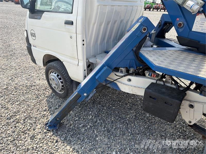 Comet S90 13 m on Piaggio Porter Bucket Truck LKW-Arbeitsbühnen