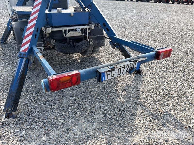 Comet S90 13 m on Piaggio Porter Bucket Truck LKW-Arbeitsbühnen