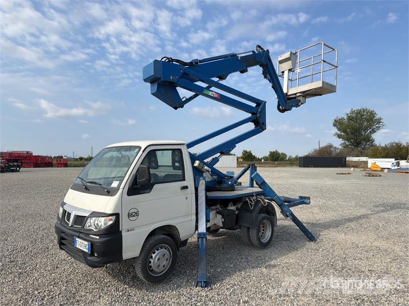 Comet S90 13 m on Piaggio Porter Bucket Truck LKW-Arbeitsbühnen