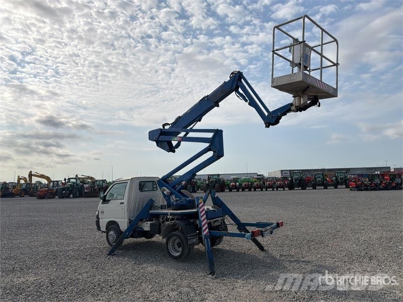 Comet S90 13 m on Piaggio Porter Bucket Truck LKW-Arbeitsbühnen
