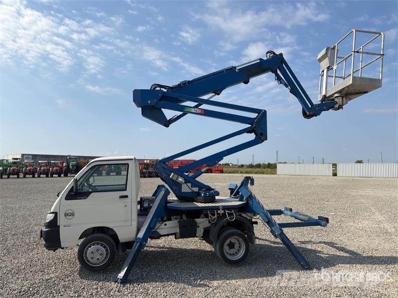 Comet S90 13 m on Piaggio Porter Bucket Truck LKW-Arbeitsbühnen