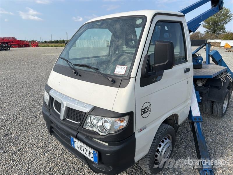 Comet S90 13 m on Piaggio Porter Bucket Truck LKW-Arbeitsbühnen