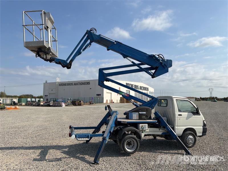 Comet S90 13 m on Piaggio Porter Bucket Truck LKW-Arbeitsbühnen
