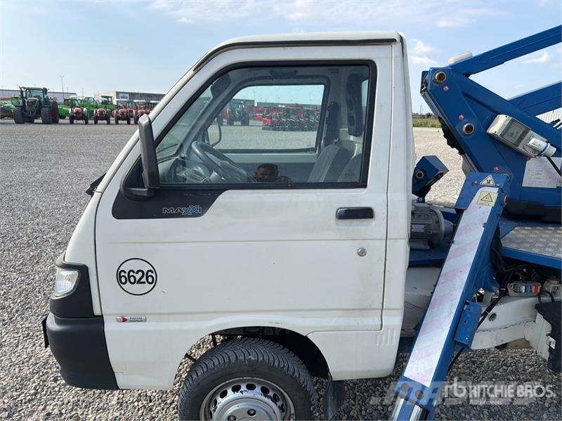 Comet S90 13 m on Piaggio Porter Bucket Truck LKW-Arbeitsbühnen