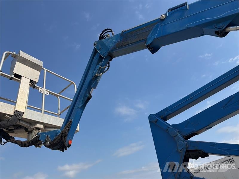 Comet S90 13 m on Piaggio Porter Bucket Truck LKW-Arbeitsbühnen