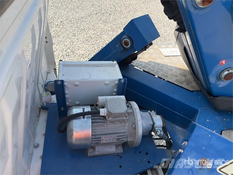 Comet S90 13 m on Piaggio Porter Bucket Truck LKW-Arbeitsbühnen