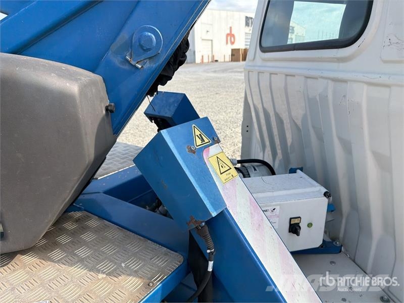 Comet S90 13 m on Piaggio Porter Bucket Truck LKW-Arbeitsbühnen