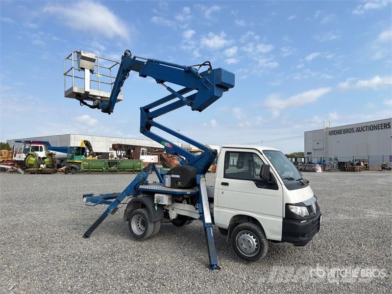 Comet S90 13 m on Piaggio Porter Bucket Truck LKW-Arbeitsbühnen