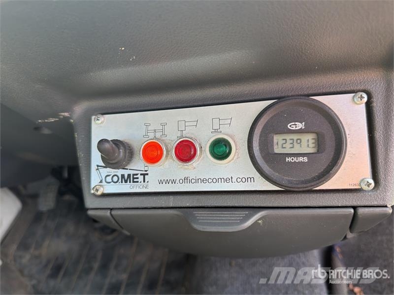 Comet S90 13 m on Piaggio Porter Bucket Truck LKW-Arbeitsbühnen