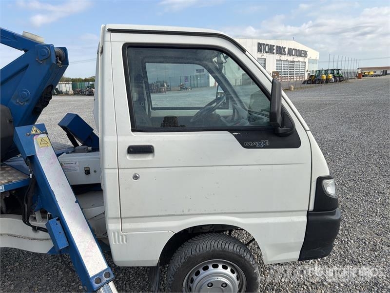 Comet S90 13 m on Piaggio Porter Bucket Truck LKW-Arbeitsbühnen