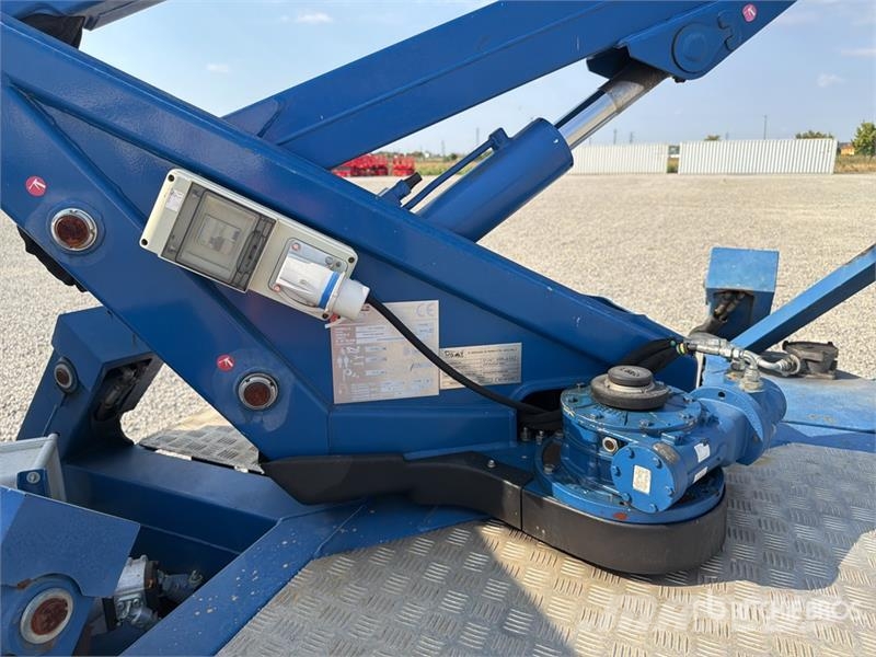 Comet S90 13 m on Piaggio Porter Bucket Truck LKW-Arbeitsbühnen
