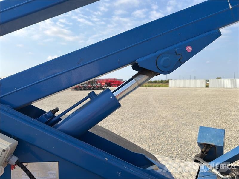 Comet S90 13 m on Piaggio Porter Bucket Truck LKW-Arbeitsbühnen