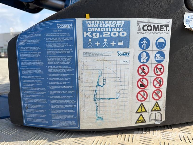 Comet S90 13 m on Piaggio Porter Bucket Truck LKW-Arbeitsbühnen