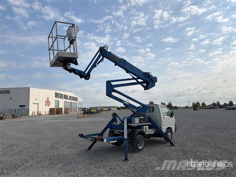 Comet S90 13 m on Piaggio Porter Bucket Truck LKW-Arbeitsbühnen