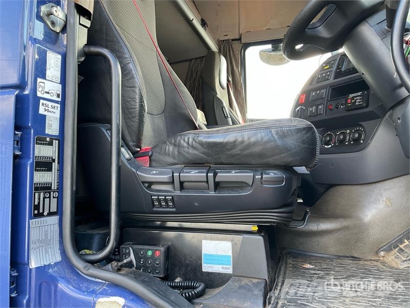 DAF 6x2 Sleeper Flatbed Truck w/Crane Palfinger Knuckl Camiones grúa
