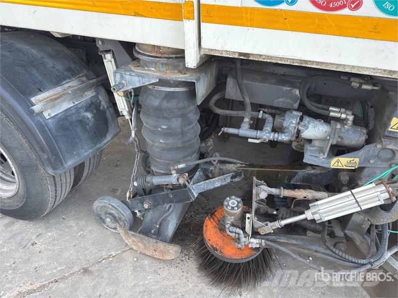 DAF on DAF LF 180 Camion Balayeuse Sweeper Truck Tänavapuhastusveokid