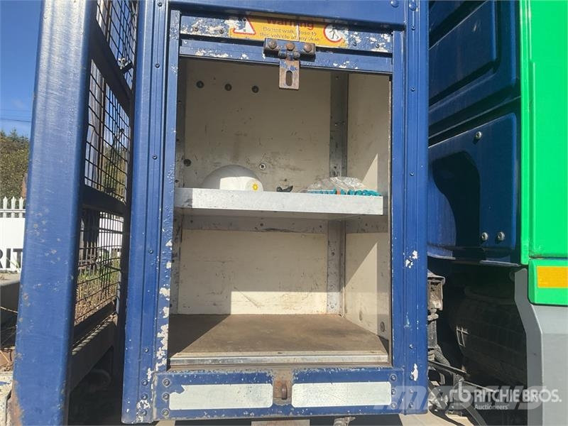 DAF Q150Z Knuckle Boom on DAF 6x2 Sleeper Flatbed Truc Crane trucks