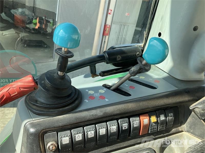 Deutz-Fahr L720 4WD Tractor Трактора