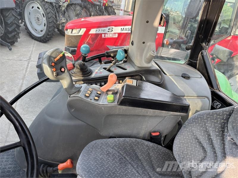Deutz-Fahr L720 4WD Tractor Трактори